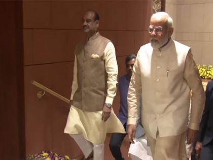 PM Modi receives standing ovation as he walks into new Parliament building | PM Modi receives standing ovation as he walks into new Parliament building