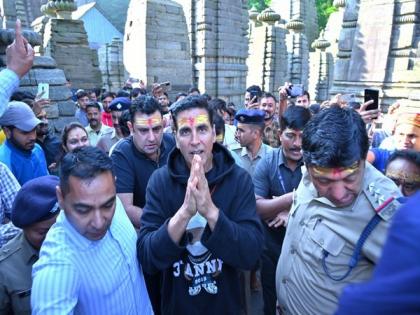 Akshay Kumar offers prayers at Jageshwar Dham | Akshay Kumar offers prayers at Jageshwar Dham
