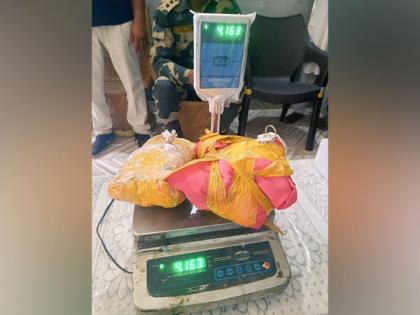Punjab: BSF recovers over 4 kg heroin in joint search op in Tarn Taran | Punjab: BSF recovers over 4 kg heroin in joint search op in Tarn Taran Punjab: BSF recovers over 4 kg heroin in joint search op in Tarn Taran | Punjab: BSF recovers over 4 kg heroin in joint search op in Tarn Taran