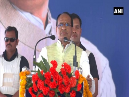 MP CM Chouhan distributes offer letters to selected applicants at mega job fair in Bhopal | MP CM Chouhan distributes offer letters to selected applicants at mega job fair in Bhopal