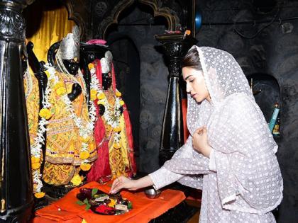 'Adipurush' actor Kriti Sanon seeks blessings at Sita Gufa, Kalaram Mandir in Panchavati | 'Adipurush' actor Kriti Sanon seeks blessings at Sita Gufa, Kalaram Mandir in Panchavati