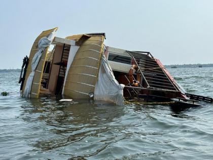 Kerala: Narrow escape for 3 tourists as houseboat sinks in Alappuzha lake | Kerala: Narrow escape for 3 tourists as houseboat sinks in Alappuzha lake Kerala: Narrow escape for 3 tourists as houseboat sinks in Alappuzha lake | Kerala: Narrow escape for 3 tourists as houseboat sinks in Alappuzha lake