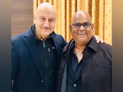 Anupam Kher spends time with Satish Kaushik's family, netizens laud the actor | Anupam Kher spends time with Satish Kaushik's family, netizens laud the actor