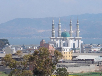 China: Ethnic minority Muslims surround mosque to prevent authorities from removing its dome, minarets | China: Ethnic minority Muslims surround mosque to prevent authorities from removing its dome, minarets