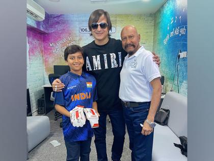 Vivek Oberoi shares picture with former Indian cricketer Syed Kirmani | Vivek Oberoi shares picture with former Indian cricketer Syed Kirmani