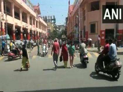 Manipur: People throng market to buy essentials after six-hour relaxation in curfew in Imphal | Manipur: People throng market to buy essentials after six-hour relaxation in curfew in Imphal