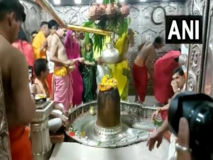 MP: Bollywood actors Sara Ali Khan offers prayer at Mahakal Temple in Ujjain | MP: Bollywood actors Sara Ali Khan offers prayer at Mahakal Temple in Ujjain MP: Bollywood actors Sara Ali Khan offers prayer at Mahakal Temple in Ujjain | MP: Bollywood actors Sara Ali Khan offers prayer at Mahakal Temple in Ujjain