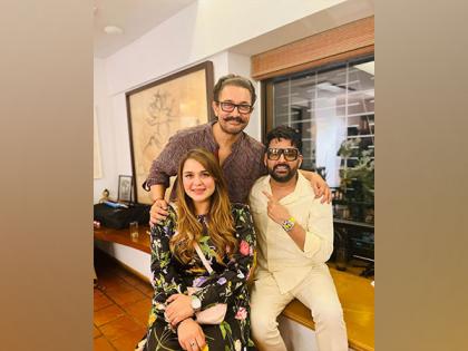 Aamir Khan poses with Kapil Sharma, his wife Ginni | Aamir Khan poses with Kapil Sharma, his wife Ginni Aamir Khan poses with Kapil Sharma, his wife Ginni | Aamir Khan poses with Kapil Sharma, his wife Ginni