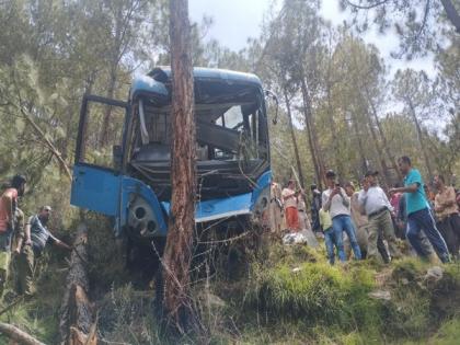 Bus with over 40 passengers falls into gorge in Himachal Pradesh | Bus with over 40 passengers falls into gorge in Himachal Pradesh