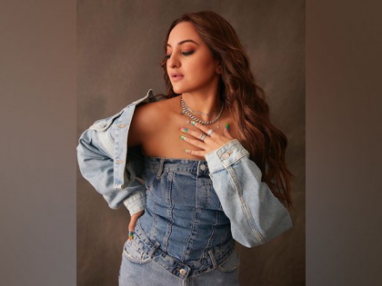 See how Sonakshi Sinha is bringing her A-game to nail art | See how Sonakshi Sinha is bringing her A-game to nail art