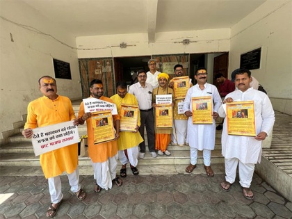 MP Congress sends delegation to offer 'prayer letter' at Mahakal temple in protest against corruption, irregularities in Mahakal Lok construction | MP Congress sends delegation to offer 'prayer letter' at Mahakal temple in protest against corruption, irregularities in Mahakal Lok construction