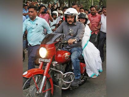 West Bengal CM rides pillion on bike in Kolkata during march in wrestlers' support | West Bengal CM rides pillion on bike in Kolkata during march in wrestlers' support