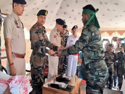 Assam: 39 cadres of Adivasi People's Liberation Army lay down arms | Assam: 39 cadres of Adivasi People's Liberation Army lay down arms