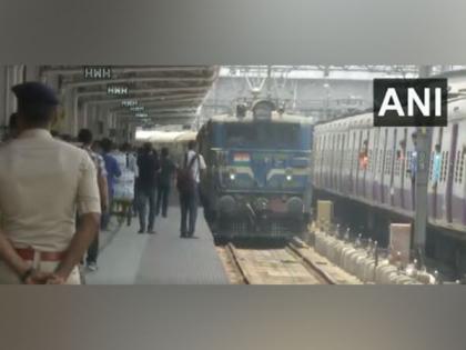 Odisha train accident: Train carrying stranded passengers reaches Howrah | Odisha train accident: Train carrying stranded passengers reaches Howrah Odisha train accident: Train carrying stranded passengers reaches Howrah | Odisha train accident: Train carrying stranded passengers reaches Howrah