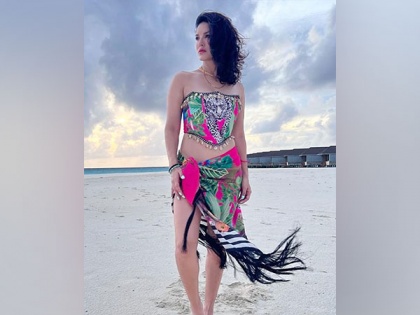 Sunny Leone enjoys 'beach time' in Maldives | Sunny Leone enjoys 'beach time' in Maldives