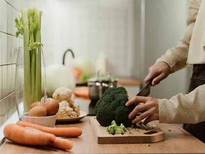 Cutting boards may create microparticles when chopping veggies: Study | Cutting boards may create microparticles when chopping veggies: Study