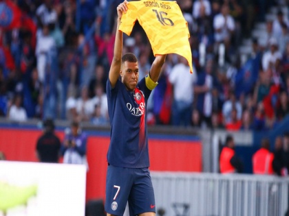 Paris Saint Germain pays special tribute to inured Sergio Rico | Paris Saint Germain pays special tribute to inured Sergio Rico