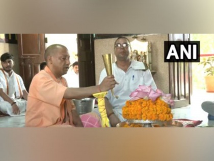 UP: CM Yogi offers prayers at Goraknath temple on his birthday | UP: CM Yogi offers prayers at Goraknath temple on his birthday