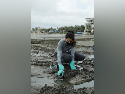 World Environment Day: Producer Pragya Kapoor participates in beach clean-up initiative along with Indian Navy | World Environment Day: Producer Pragya Kapoor participates in beach clean-up initiative along with Indian Navy