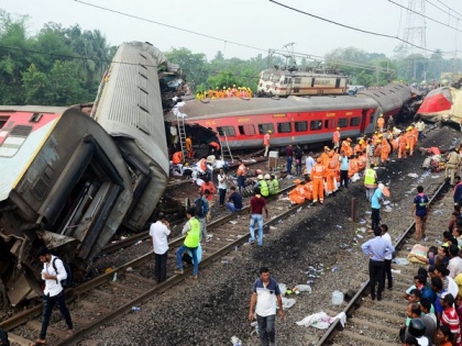 AITUC members pay tribute to Odisha train accident victims | AITUC members pay tribute to Odisha train accident victims