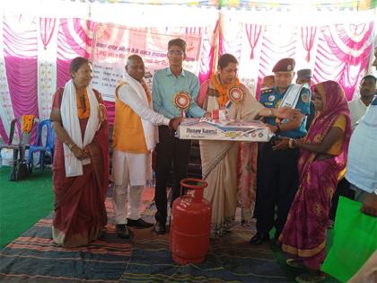 India hands over LPG gas stoves, cylinders to underprivileged families in Nepal | India hands over LPG gas stoves, cylinders to underprivileged families in Nepal
