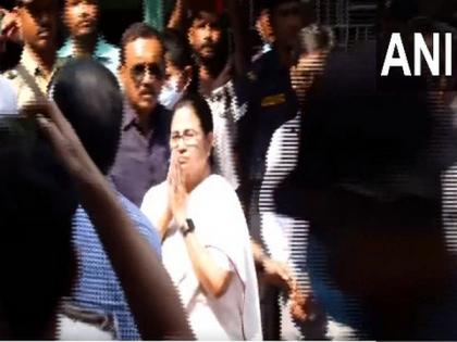 Mamata Banerjee arrives in Cuttack to meet victims of Balasore train accident | Mamata Banerjee arrives in Cuttack to meet victims of Balasore train accident Mamata Banerjee arrives in Cuttack to meet victims of Balasore train accident | Mamata Banerjee arrives in Cuttack to meet victims of Balasore train accident