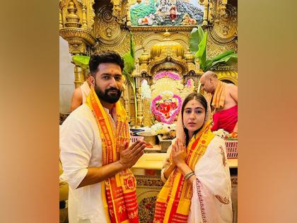 Vicky Kaushal, Sara Ali Khan offer prayers at Siddhivinayak Temple following 'Zara Hatke Zara Bachke' success | Vicky Kaushal, Sara Ali Khan offer prayers at Siddhivinayak Temple following 'Zara Hatke Zara Bachke' success