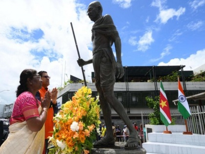 President Droupadi Murmu pays floral tribute to Mahatma Gandhi's statue in Suriname | President Droupadi Murmu pays floral tribute to Mahatma Gandhi's statue in Suriname