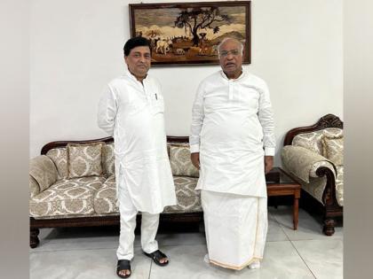 Former Maha CM Ashok Chavan meets Kharge, says "no discussion on seat sharing for 2024 LS polls" | Former Maha CM Ashok Chavan meets Kharge, says "no discussion on seat sharing for 2024 LS polls"