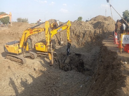 MP child falls in borewell: Attempt to rescue through hook fails, Army joins operation | MP child falls in borewell: Attempt to rescue through hook fails, Army joins operation