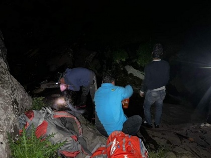 Himachal: Russian woman who fell into 50 metre-deep gorge rescued by police | Himachal: Russian woman who fell into 50 metre-deep gorge rescued by police