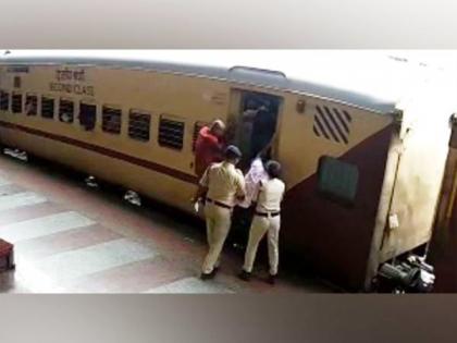 Andhra Pradesh: Two RPF constables save passenger's life at Tirupati railway station | Andhra Pradesh: Two RPF constables save passenger's life at Tirupati railway station