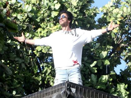 Watch: Shah Rukh Khan greets fans outside Mannat, grooves to 'Jhoome Jo Pathaan' | Watch: Shah Rukh Khan greets fans outside Mannat, grooves to 'Jhoome Jo Pathaan'