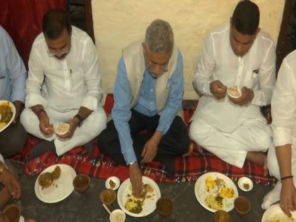 EAM Jaishankar eats breakfast at Dalit booth president's residence in Varanasi | EAM Jaishankar eats breakfast at Dalit booth president's residence in Varanasi
