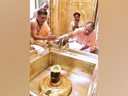 UP: CM Yogi visits Kashi Vishwanath Temple, prays for welfare of people | UP: CM Yogi visits Kashi Vishwanath Temple, prays for welfare of people