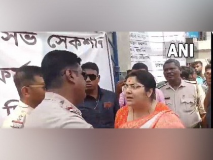 West Bengal: BJP MP Locket Chatterjee stopped by cops from entering BDO office in Pandua | West Bengal: BJP MP Locket Chatterjee stopped by cops from entering BDO office in Pandua