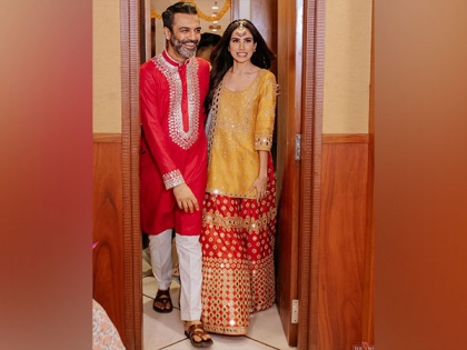 Sonnalli Seygall shares new pictures from her mehendi ceremony | Sonnalli Seygall shares new pictures from her mehendi ceremony