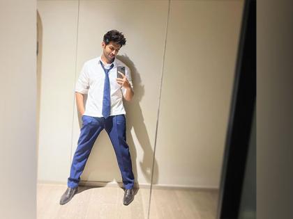 Kartik Aaryan shares mirror selfie, says "Sattu Old School Pyaar Karta Hai..." | Kartik Aaryan shares mirror selfie, says "Sattu Old School Pyaar Karta Hai..." Kartik Aaryan shares mirror selfie, says "Sattu Old School Pyaar Karta Hai..." | Kartik Aaryan shares mirror selfie, says "Sattu Old School Pyaar Karta Hai..."