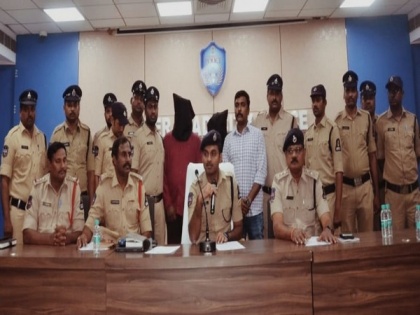 Hyderabad Police apprehends two house burglars, recovers gold-silver ornaments, cash | Hyderabad Police apprehends two house burglars, recovers gold-silver ornaments, cash