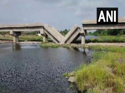 Gujarat: Bridge over Mindhola River in Tapi collapses, 15 villages to get affected | Gujarat: Bridge over Mindhola River in Tapi collapses, 15 villages to get affected