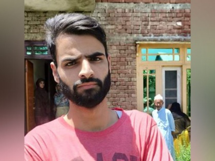 J-K: Painter Umer Ahmad Ganie brushes aside obstacles, conquers NEET without coaching | J-K: Painter Umer Ahmad Ganie brushes aside obstacles, conquers NEET without coaching