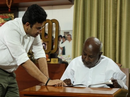 BJP MP Tejasvi Surya meets ex-PM Deve Gowda; scholarship cheques of Rs 10k distributed | BJP MP Tejasvi Surya meets ex-PM Deve Gowda; scholarship cheques of Rs 10k distributed
