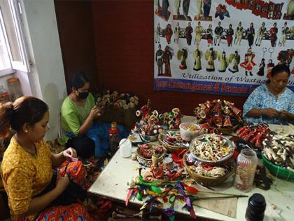 Nepali women recycle corn husk into works of art | Nepali women recycle corn husk into works of art