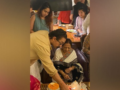 Aamir Khan celebrates his mother's birthday with his ex-wife Kiran Rao, his sisters | Aamir Khan celebrates his mother's birthday with his ex-wife Kiran Rao, his sisters