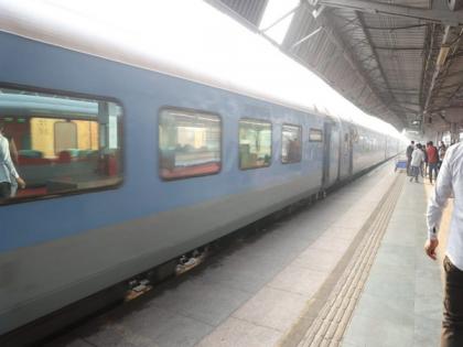 RPF's staff saves passenger from falling under moving train at Ranchi Railway Station | RPF's staff saves passenger from falling under moving train at Ranchi Railway Station