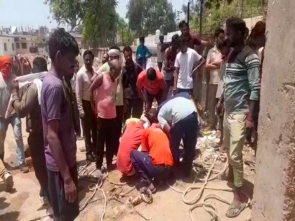Two sanitation workers die of suffocation while cleaning sewer line in MP's Gwalior | Two sanitation workers die of suffocation while cleaning sewer line in MP's Gwalior