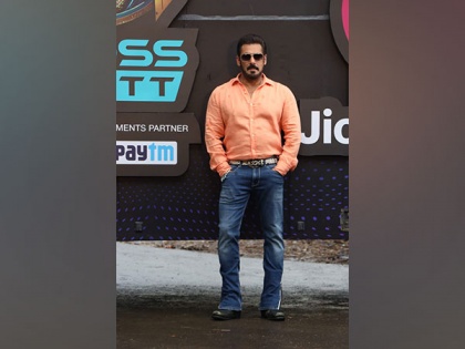 Salman Khan's first picture from the sets of 'Bigg Boss OTT 2' out, check out | Salman Khan's first picture from the sets of 'Bigg Boss OTT 2' out, check out