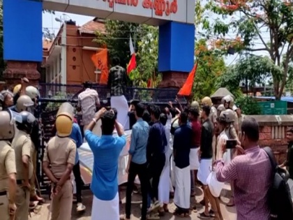 Kerala: Clashes erupt as ABVP marches to Kannur Collectorate; police use water cannon | Kerala: Clashes erupt as ABVP marches to Kannur Collectorate; police use water cannon