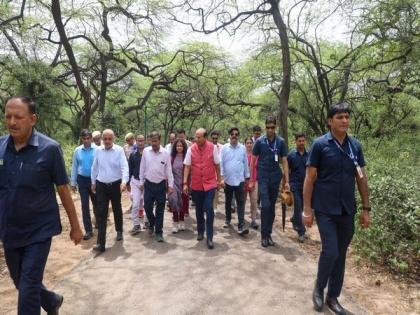 Delhi LG Saxena instructs officials to plant trees in Central Ridge around Malcha Marg | Delhi LG Saxena instructs officials to plant trees in Central Ridge around Malcha Marg