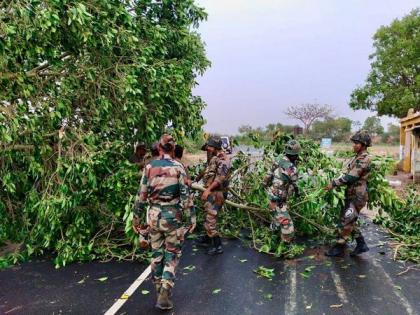 Cyclone Biparjoy: Indian Army's relief columns assist in removing fallen trees, electricity poles at Gujarat's Bhachau | Cyclone Biparjoy: Indian Army's relief columns assist in removing fallen trees, electricity poles at Gujarat's Bhachau